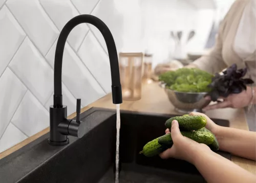 Fala mosogató csaptelep flexibilis csővel, fekete-fekete