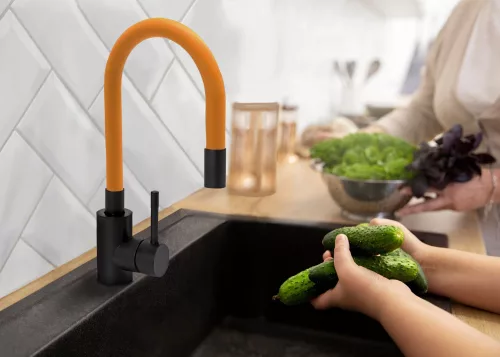 Fala mosogató csaptelep flexibilis csővel, fekete-narancs