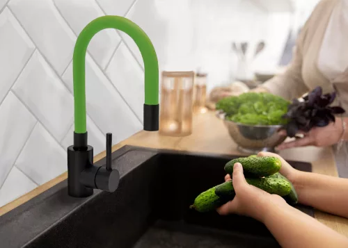 Fala mosogató csaptelep flexibilis csővel, fekete-zöld
